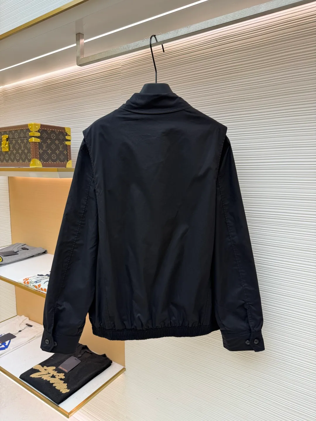 P500 Ralph Lauren embroidered zipper jacket ●Original version: Purchased and developed for 2490 ●Item number: 1681895-B20 ●Fabric: Cotton double-strand fine bias elegant fabric ●Technology: Embroidery production ●Color: Black ●Version: Fitted version ●Weight: about 625 grams ●Size: S-M-L-XL ●Description: Customized cotton double-strand fine bias elegant fabric, soft and silky, comfortable and close to the skin Using an extremely pure black tone as the background, a touch of light gold pony logo embroidery is embellished on the chest. It is more dazzling due to the black background. Low-key and powerful. Subtle changes in luster inject breathing and vitality into the black jacket. Outline a high-end silhouette with extreme simplicity. Show taste in silent places. Style understanding. Universal adaptability, using imported machine embroidery technology. Use advanced computer control system and sophisticated mechanical components to realize the iconic pony embroidery operation with high precision. The lines are smooth and delicate. The template machine opens the bag with a preset template to guide the position, shape and size of the bag. The accuracy ensures the quality of the bag opening effect. The infrared positioning cutting machine uses an infrared transmitter and an infrared receiver to achieve precise positioning of the material. The accuracy can reach the micron level to meet the effect of high-precision cutting of plaid alignment. The fabrics have been carefully washed and have a better hand feel and texture. They are not easy to deform, not easy to shrink, not easy to fade, and maintain long-term beauty. The overall wiring is straight and delicate, the fabric is comfortable and soft, and the color is consistent without color difference. It can be matched with the same style to create a fashionable look and control various occasions. Customized accessories, complete with three standards, same style for men and women!